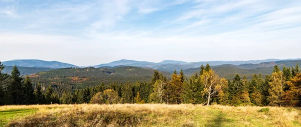 Smrk, Lysa hora, Travny ve sonbaharda Masarykova Chata kulübesi yakınlarındaki Beskyd tepelerinden Czech 'teki Beskydy Dağları - Slovakya sınırları