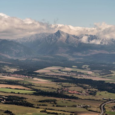 Slovakya 'nın Nizke Tatry dağlarındaki Predna Poludnica tepesinden gelen kırsal manzaralı Vysoke Tatry dağlarındaki Krivan dağı zirvesi