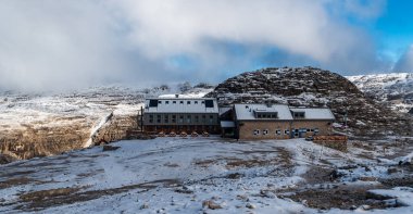 İtalya 'nın Dolomites dağlarındaki Sella Dağı' ndaki Rifugio Boe kulübesinde yaz sabahı biraz taze kar yağdı.