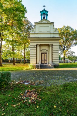 Kaple sv. Karvina 'da ağaçları olan Anny Şapeli - Çek Cumhuriyeti' nde Darkov