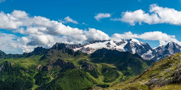Padon dağ sırtı, Sass Ciapel dağ zirvesi ve en yüksek Punta Penia 'ya sahip Marmolada dağ grubu ve Dolomites dağlarındaki Sella dağlarında Franz Kastner Hutte' nin yürüyüş parkurundan aşağı Gran Vernel dağ tepeleri.