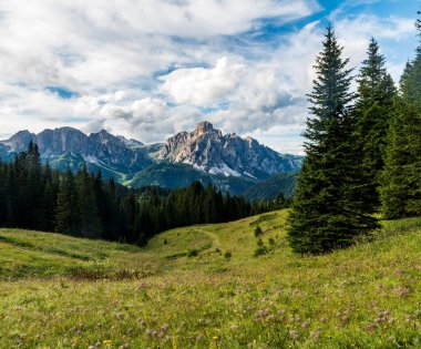 Güzel Dolomiti dağları Sassongher dağı ile İtalya 'daki Alta Badia vadisinin en yüksek kesiminin tepesinde.