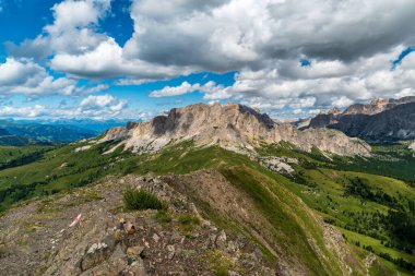 İtalya 'nın Dolomiti dağlarındaki Monte Sief dağ zirvesinden arka planda kalan Zillertal Alpler ve dağ sırtı güzel yaz günü boyunca uzanır.