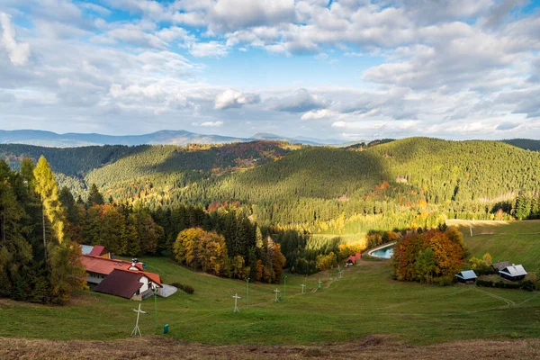 Çek Cumhuriyeti 'nin Vsetinske Vrchy dağlarındaki Solan tepesinden güzel bir sonbahar günü manzarası