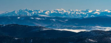 Çek Cumhuriyeti 'nin Moravskosske Beskydy dağlarındaki Lysa Hora tepesinden Zapadne Tatry dağlarının en doğusundaki Vysoke Tatry dağları açık gökyüzüne sahiptir.