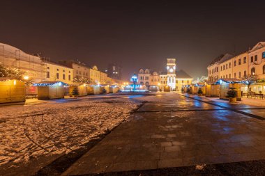 Karvina şehrindeki Gece Masarykovo namesti meydanı, Chrostmas 'tan günler önce kapalı ve kapalı.