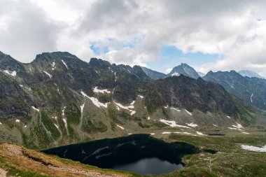 Slovakya 'daki Vysoke Tatry dağlarında Vysne Koptovske sedlo' nun aşağısındaki yürüyüş parkurunun zirveleriyle Velke Hincovo pleso Gölü