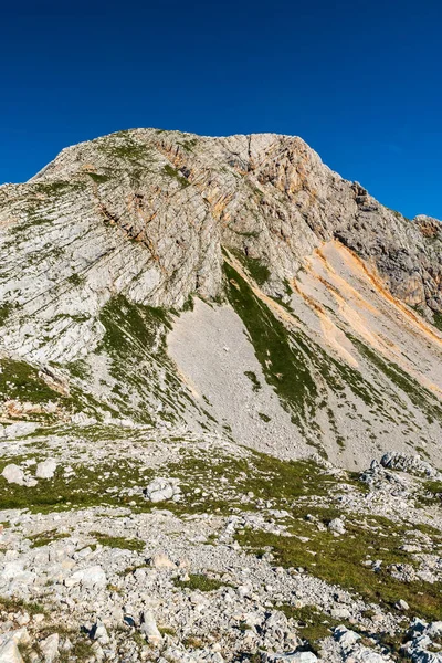Güzel bir yaz sabahı boyunca, İtalya 'daki Dolomites dağlarının zirvesini arayın.