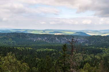 Cap Hill 'den görüntü - Çek Cumhuriyeti' nin Teplicke skaly rock şehrinin en yüksek noktası parçalı bulutlu sonbahar gününde