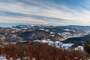 Wisla tatil köyü, Skrzyczne, Barania Gora ve Bellow Wielka Czantoria Tepesi zirvesinden gelen diğer tepelerle Beskid Slaski Dağları