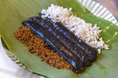 Geleneksel Filipinler sokak yemekleri muz yaprağında Puto Puto bumbong