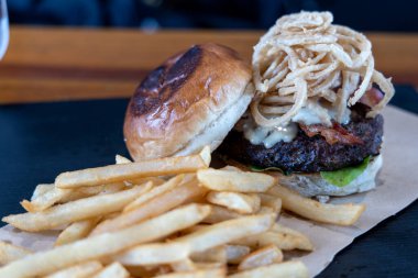 Lokantada kızartmalı hamburger.