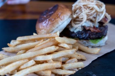 Lokantada kızartmalı hamburger.