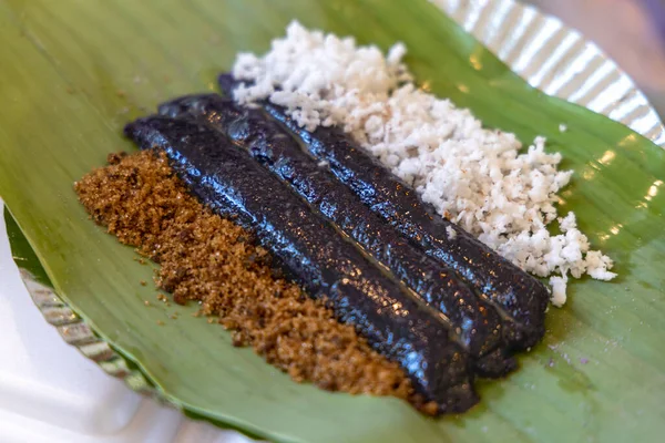 Filipinas Comida Callejera Tradicional Puto Puto Bumbong Hoja Plátano —  Fotos de Stock