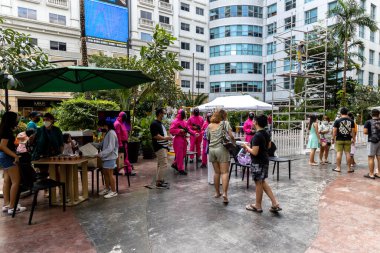 Eastwood Alışveriş Merkezi 'nde, Metro Manila' da, Filipinler 'de, 31 Ekim 2021' de oynanan mürekkep balığı oyunundan hoşlanan insanlar.