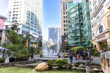 Pazar öğleden sonra Eastwood alışveriş merkezi sahnesi, Metro Manila, Filipinler, 31 Ekim 2021
