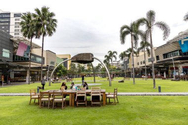 Pazar günü High Street, Makati, Metro Manila, Filipinler 'de eğlenen insanlar, 24 Ekim 2021