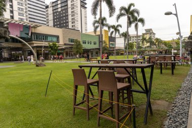 Pazar günü High Street, Makati, Metro Manila, Filipinler 'de eğlenen insanlar, 24 Ekim 2021