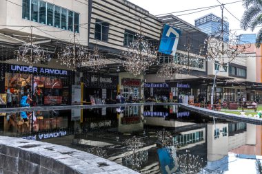 Pazar günü High Street, Makati, Metro Manila, Filipinler 'de eğlenen insanlar, 24 Ekim 2021