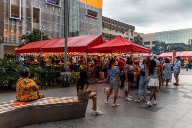 Ayala Manila Körfezi alışveriş merkezi pazar manzarası, Metro Manila, Filipinler, 7 Kasım 2021