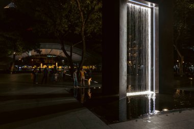 5 Kasım 2021 Makati şehrindeki Ayala Üçgen Parkı 'nda yürüyen insanlar var.