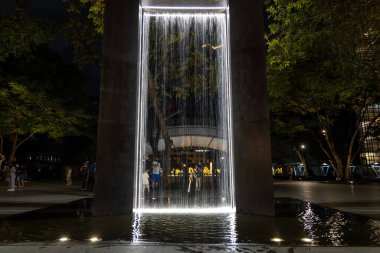 5 Kasım 2021 Makati şehrindeki Ayala Üçgen Parkı 'nda yürüyen insanlar var.