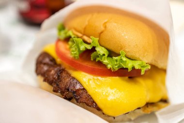 Manila, Filipinler 'deki restoranda peynirli burger.