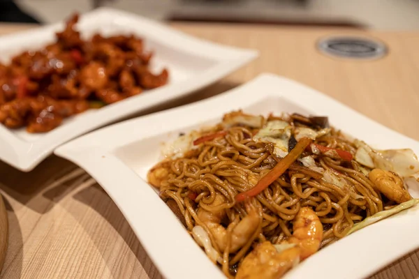 Populair Chinees Eten Zeevruchten Gebakken Noedel Bij Restaurant — Stockfoto