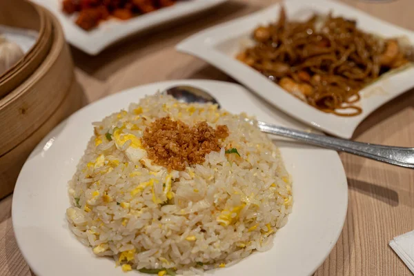 Ταϊβανέζικο Fried Rice Και Γλυκόξινο Χοιρινό Στο Εστιατόριο — Φωτογραφία Αρχείου