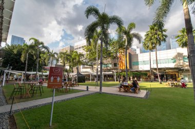 21 Kasım 2021 Pazar öğleden sonra Makati, Metro Manila, Filipinler 'deki Bonifacio Kalesi manzarası