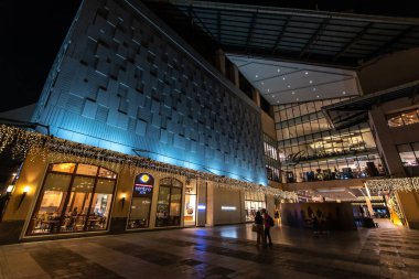 Makati şehrindeki alışveriş merkezinde Noel süslemesi, Metro Manila, Filipinler, 26 Kasım 2021