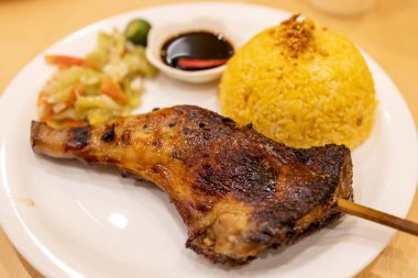 Popüler Filipinli yemek tavuğu restoranda inasal
