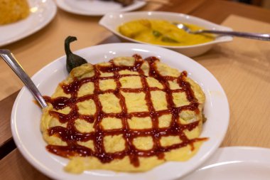 Popüler Filipin yemekleri patlıcan omleti - Restoranda tortang talong