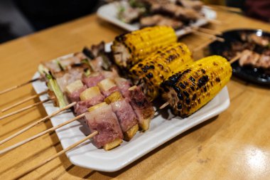 Restoranda popüler Japon yemekleri Yakidori