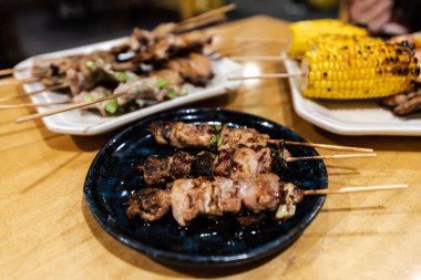 Restoranda popüler Japon yemekleri Yakidori