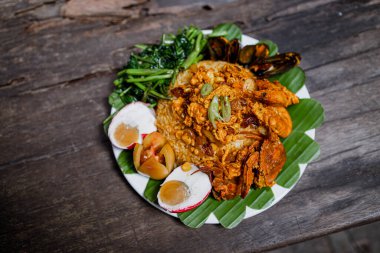 Ünlü Filipin yemekleri, restoranda Java pilavı ve deniz ürünleri.