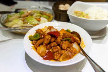 Popüler Çin yemekleri tatlı ve ekşi domuz eti