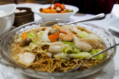 Popüler Çin yemekleri restoranda erişte ateşledi.