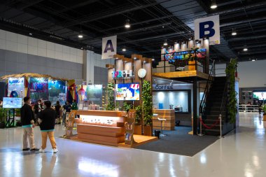 Filipinler Seyahat Pazarı 'nı ziyaret eden insanlar SMX, Metro Manila, Filipinler, 28 Kasım 2021