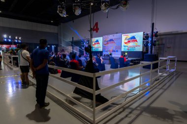 Filipinler Seyahat Pazarı 'nı ziyaret eden insanlar SMX, Metro Manila, Filipinler, 28 Kasım 2021