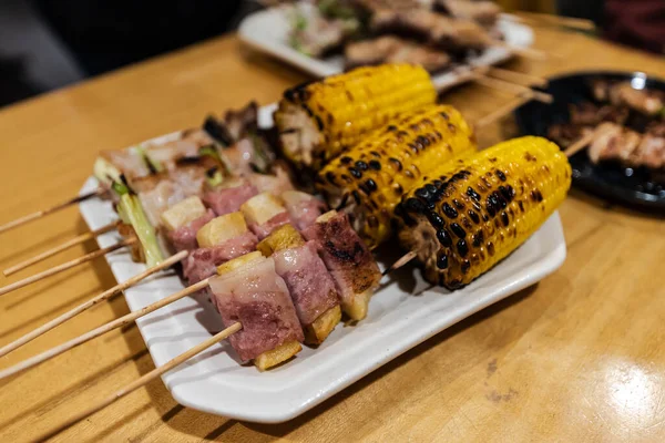 Restoranda popüler Japon yemekleri Yakidori