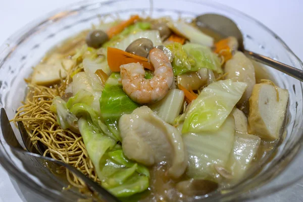 レストランで人気の中華料理の海鮮焼き麺 — ストック写真