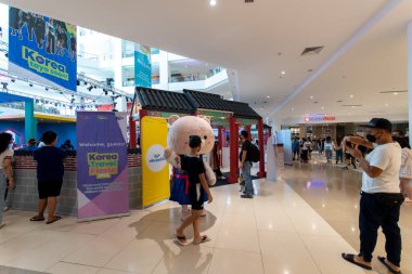 5 Aralık 2021 'de Ayala Manila Bay Mall, Metro Manila, Filipinler' deki Kore Seyahat Festivali 'ni ziyaret eden insanlar