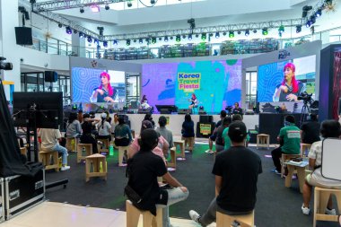 5 Aralık 2021 'de Ayala Manila Bay Mall, Metro Manila, Filipinler' deki Kore Seyahat Festivali 'ni ziyaret eden insanlar