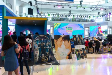 5 Aralık 2021 'de Ayala Manila Bay Mall, Metro Manila, Filipinler' deki Kore Seyahat Festivali 'ni ziyaret eden insanlar