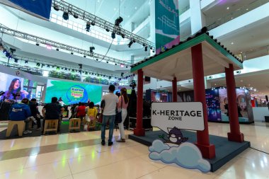 5 Aralık 2021 'de Ayala Manila Bay Mall, Metro Manila, Filipinler' deki Kore Seyahat Festivali 'ni ziyaret eden insanlar