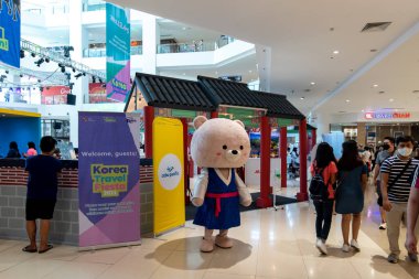 5 Aralık 2021 'de Ayala Manila Bay Mall, Metro Manila, Filipinler' deki Kore Seyahat Festivali 'ni ziyaret eden insanlar