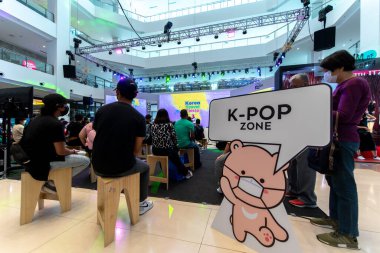 5 Aralık 2021 'de Ayala Manila Bay Mall, Metro Manila, Filipinler' deki Kore Seyahat Festivali 'ni ziyaret eden insanlar