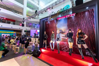 5 Aralık 2021 'de Ayala Manila Bay Mall, Metro Manila, Filipinler' deki Kore Seyahat Festivali 'ni ziyaret eden insanlar