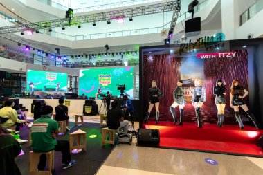 5 Aralık 2021 'de Ayala Manila Bay Mall, Metro Manila, Filipinler' deki Kore Seyahat Festivali 'ni ziyaret eden insanlar